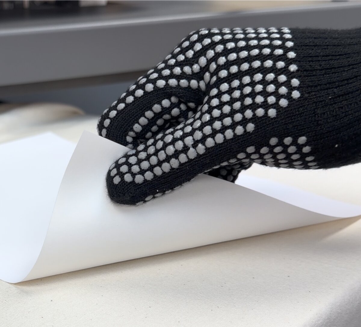 A heat glove lifting transfer paper